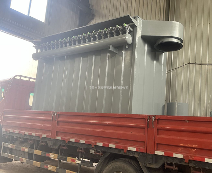 江蘇常州（zhōu）電力設備配套電廠庫頂（dǐng）DMC-160布袋除塵器發貨